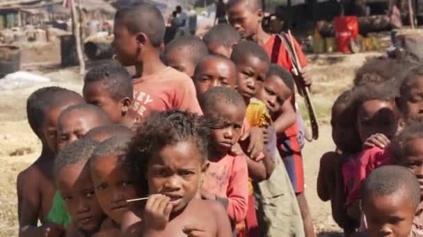 Andranovory Madagascar Aprile 2019 Gruppo Bambini Malgasci Sconosciuti Piedi Insieme — Video Stock