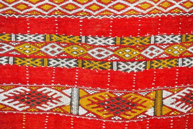 El yapımı kumaş ya da tekstil halısı Fas 'taki sokak pazarında sergileniyor.