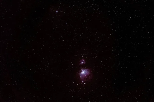 冬夜的天空，有紫色的猎户座星云，有许多可见的星星 — 图库照片