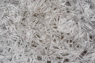 Donmuş nehir üzerindeki buz yapılar gibi kristal oluşturur, yukarıdan yakın çekim makro detayı - soyut kış arkaplanı