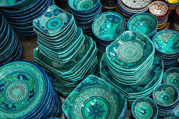 Fas 'ta pazarda sergilenen yeşil ve mavi tabaklar veya fincanlar yığını — Stok fotoğraf