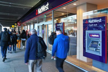 Londra, Birleşik Krallık - 2 Şubat 2019: Victoria şubesindeki Natwest ATM 'nin önünde yürüyen yayalar. Ulusal Westminster Bankası, İngiltere 'deki dört büyük bankadan biri olarak kabul ediliyor.
