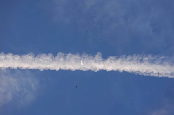 Wit Spoor Van Commerciële Vliegtuigen Een Ander Vliegtuig Vliegen Witte — Stockfoto