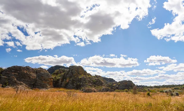 Erba Bassa Che Cresce Sulla Savana Africana Piccole Montagne Rocciose — Foto Stock