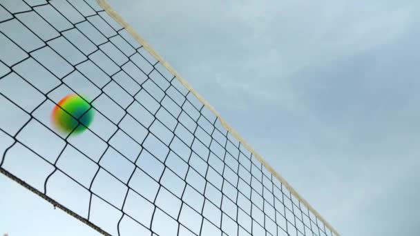 Blick Nach Oben Beachvolleyballnetz Klarer Himmel Hintergrund Regenbogenfarbener Ball Fliegt — Stockvideo