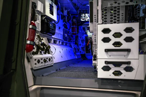 Intérieur de la cargaison arrière du camion tactique blindé illuminé de lumière bleue — Photo