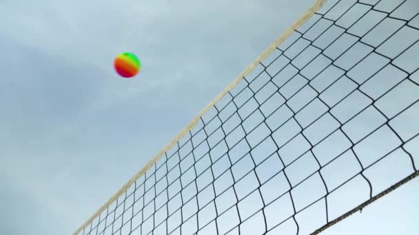 抬头看沙滩排球网 蓝天背景 彩虹彩球在上方飞舞 — 图库视频影像