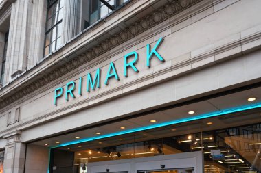 Londra, Birleşik Krallık - 1 Şubat 2019: Primark mağazasının Oxford Caddesi şubesindeki büyük Cyan tabelası. İrlandalı moda perakendecisi 1969 'da kuruldu ve dünya çapında 350' den fazla mağazası var.