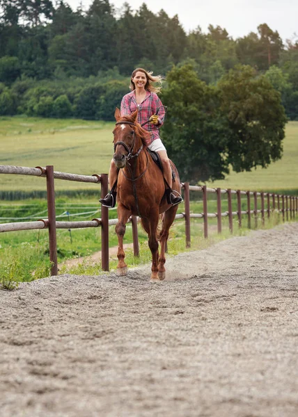 Young Woman Wearing Shirt Riding Brown Horse Sand Paddock Wooden — Stock fotografie