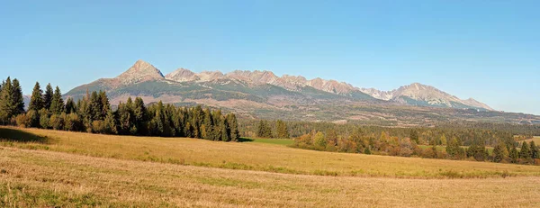 Monte Krivan Pico Símbolo Eslovaco Amplo Panorama Com Campo Colhido — Fotografia de Stock