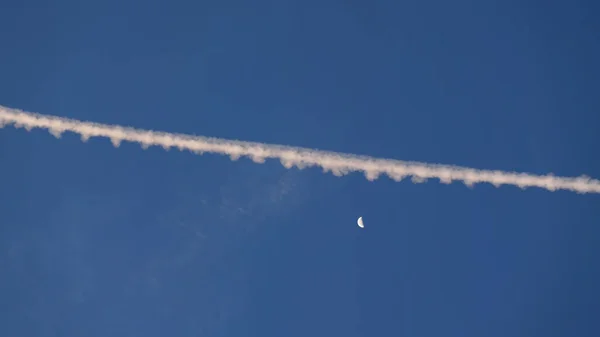 Trail Van Commerciële Vliegtuigen Witte Maan Buurt Chemtrails Complottheorie Concept — Stockfoto