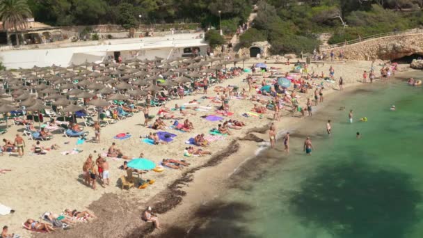 Cales Mallorca Španělsko Září 2019 Lidé Relaxují Písečné Pláži Cala — Stock video