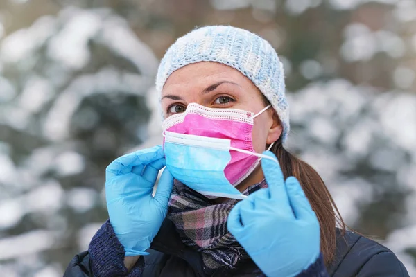 Young Woman Warm Winter Clothing Wearing Pink Disposable Virus Face — Zdjęcie stockowe