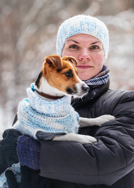 Молодая Женщина Зимней Куртке Собакой Терьером Джеком Расселом Тёплой Зимней — стоковое фото
