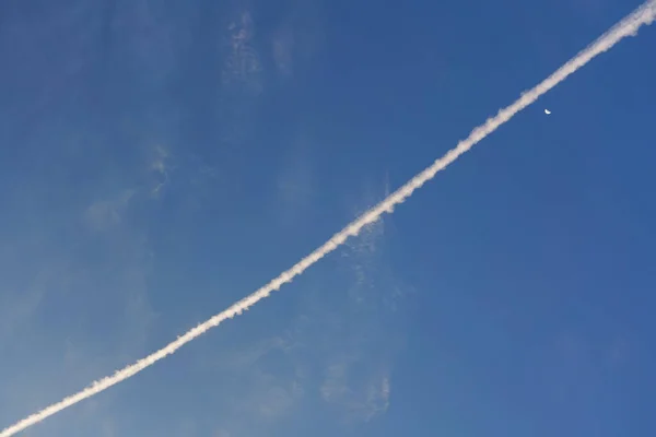 Vliegtuig Wit Roze Condensatie Spoor Ook Bekend Als Chemtrails Complottheorie — Stockfoto
