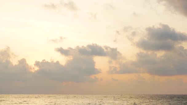 清晨平静的海面 远处是橙色的云天 — 图库视频影像