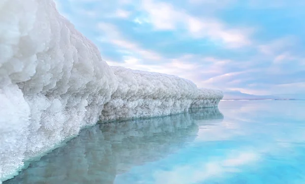 Άμμος Πλήρως Καλυμμένη Κρυσταλλικό Αλάτι Μοιάζει Πάγο Χιόνι Στην Ακτή — Φωτογραφία Αρχείου