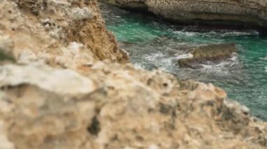 Kayalıklardan görünen açık yeşil su ile Rocky Körfezi, Ansa de s 'Estri, Mallorca