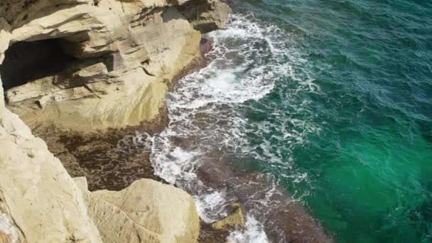 Маленькі Хвилі Падають Скелястий Берег Сонячний День Дивлячись Зверху Повільне — стокове відео