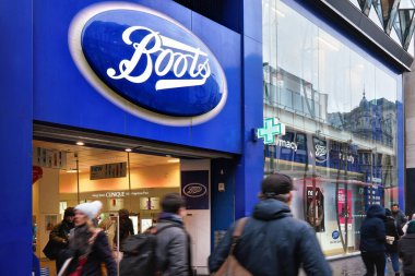 Londra, Birleşik Krallık - 01 Şubat 2019: Londra 'daki birçok Boots şubesinden birinde tipik mavi oval tabela. Boots, İngiltere 'de ve birkaç ülkede bulunan bir sağlık ve güzellik eczanesi zinciri.