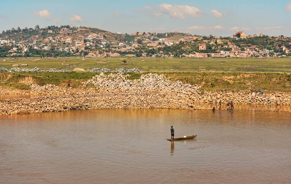 Antananarivo Μαδαγασκάρη Μαΐου 2019 Άνθρωποι Που Εργάζονται Κοντά Στο Ποτάμι — Φωτογραφία Αρχείου