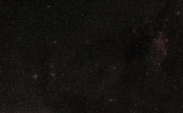 多くの星を持つ冬の夜空 右上隅に見えるカモメの星雲 M47とM46の星団が左側に見えます — ストック写真