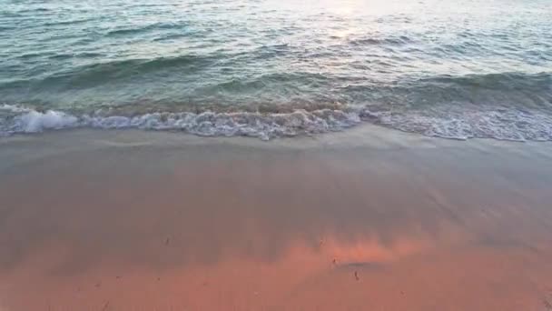 ビーチ近くの浅い海の波 砂の色のピンクの赤のオレンジ色の日没の光 — ストック動画