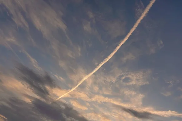 Vliegtuig Wit Roze Condensatiespoor Ook Bekend Als Chemtrails Complottheorie Diagonaal — Stockfoto