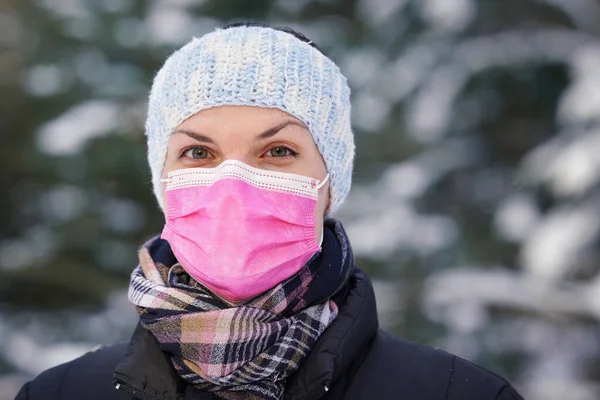 Młoda Kobieta Zimowej Kurtce Różowym Jednorazowego Użytku Maska Wirusa Twarzy — Zdjęcie stockowe