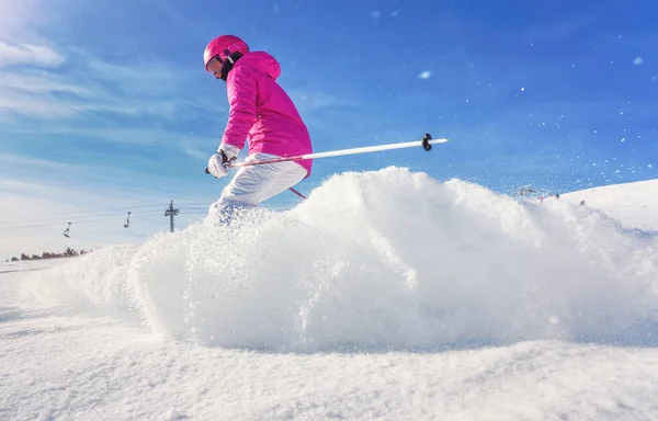 Mujer Joven Con Chaqueta Invierno Rosa Casco Esquiando Nieve Rociando — Foto de Stock