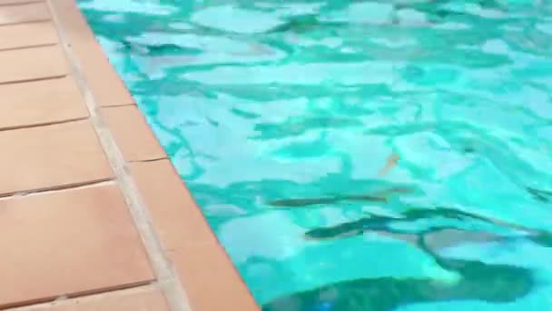 游泳池中平静的蓝水 靠近石头铺的地板 特写镜头 度假概念 — 图库视频影像