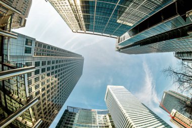 London, Büyük Britanya - 06 Nisan 2007: Canary Wharf, Londra mali semtlerinden biri olan gökyüzüne karşı gökdelenler ararken