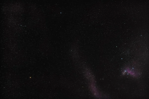 猎户星座冬季夜空 右下角弥赛亚42星云 左手边明亮的黄矮星和上面蓝色的贝拉特瑞克斯 — 图库照片