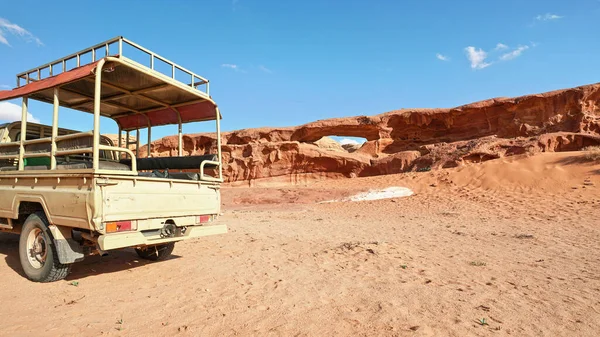 Pequeño Arco Pequeña Formación Ventanas Roca Desierto Wadi Rum Cielo —  Fotos de Stock