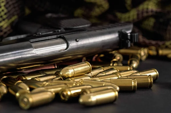 Yellow Brass Brown Bronze Bullets Black Gun Closeup Detail — Stock Photo, Image