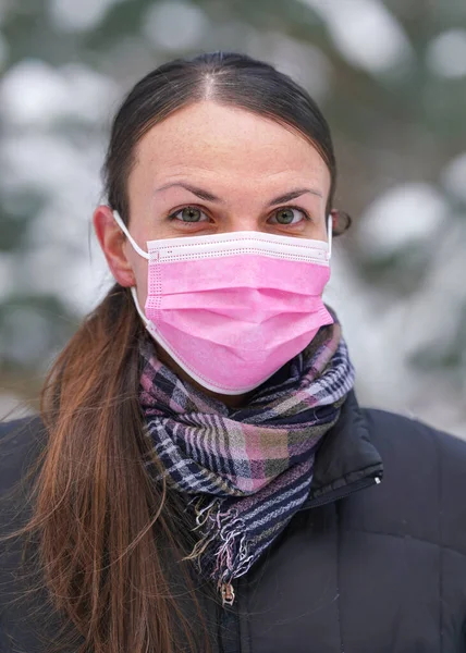 Młoda Kobieta Zimowej Kurtce Różowym Jednorazowego Użytku Maska Wirusa Twarzy — Zdjęcie stockowe