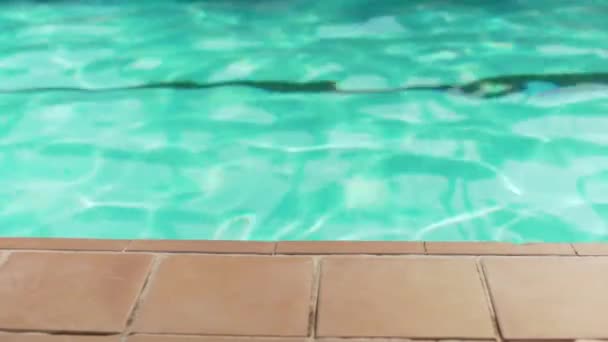 游泳池中平静的蓝水 靠近石头铺的地板 特写镜头 度假概念 — 图库视频影像