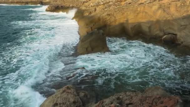 Малі Хвилі Падають Скелястий Берег Сонячний День Дивлячись Зверху — стокове відео