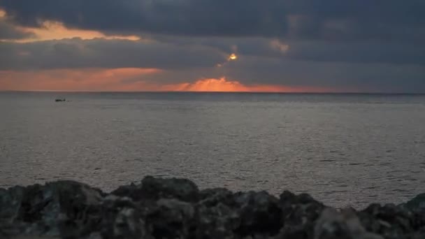 红色橙色的太阳升起在海面之上 岩石海岸附近 时间流逝的视频 — 图库视频影像
