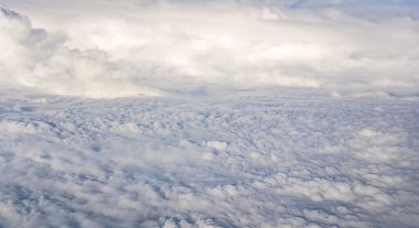 Ticari uçaklardan görüldüğü gibi düz görünen yumuşak bulutlar.