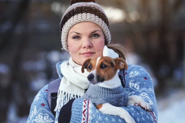 Молодая Женщина Зимней Куртке Держа Руках Свою Собаку Терьера Джека — стоковое фото