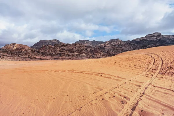 Macizos Rocosos Desierto Rojo Huellas Vehículos Arena Paisajes Típicos Wadi —  Fotos de Stock