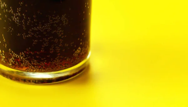 Glas Med Cola Gult Bord Närbild Bubblor Brun Vätska — Stockfoto