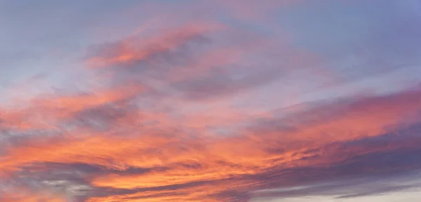 Rosa Arancio Tramonto Cirri Nuvole Sul Cielo Sera — Foto Stock