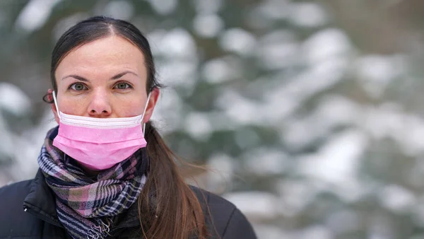 Młoda Kobieta Zimowej Kurtce Różową Maską Jednorazowego Użytku Wirusa Twarzy — Zdjęcie stockowe