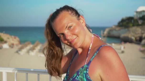 Νεαρή Γυναίκα Καλοκαιρινό Φόρεμα Ηλιοκαμένο Πρόσωπο Κινούμενα Δάχτυλα Μέσα Από — Αρχείο Βίντεο