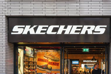 Londra, Birleşik Krallık - 1 Şubat 2019: Oxford Caddesi 'ndeki Skechers mağazasının beyaz harfli logosu. Çoğunlukla ayakkabı satan bir Amerikan şirketi.