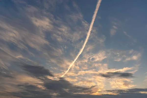 Vliegtuig Wit Roze Condensatiespoor Ook Bekend Als Chemtrails Complottheorie Diagonaal — Stockfoto