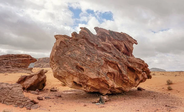 Gran Roca Lados Formados Por Erosión Arena Naranja Del Desierto —  Fotos de Stock