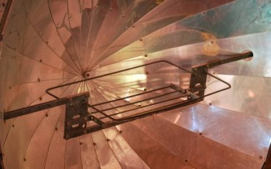 Yansıtıcı levhalardan yapılmış metal kap - güneş fırını, yakın çekim ayrıntıları.